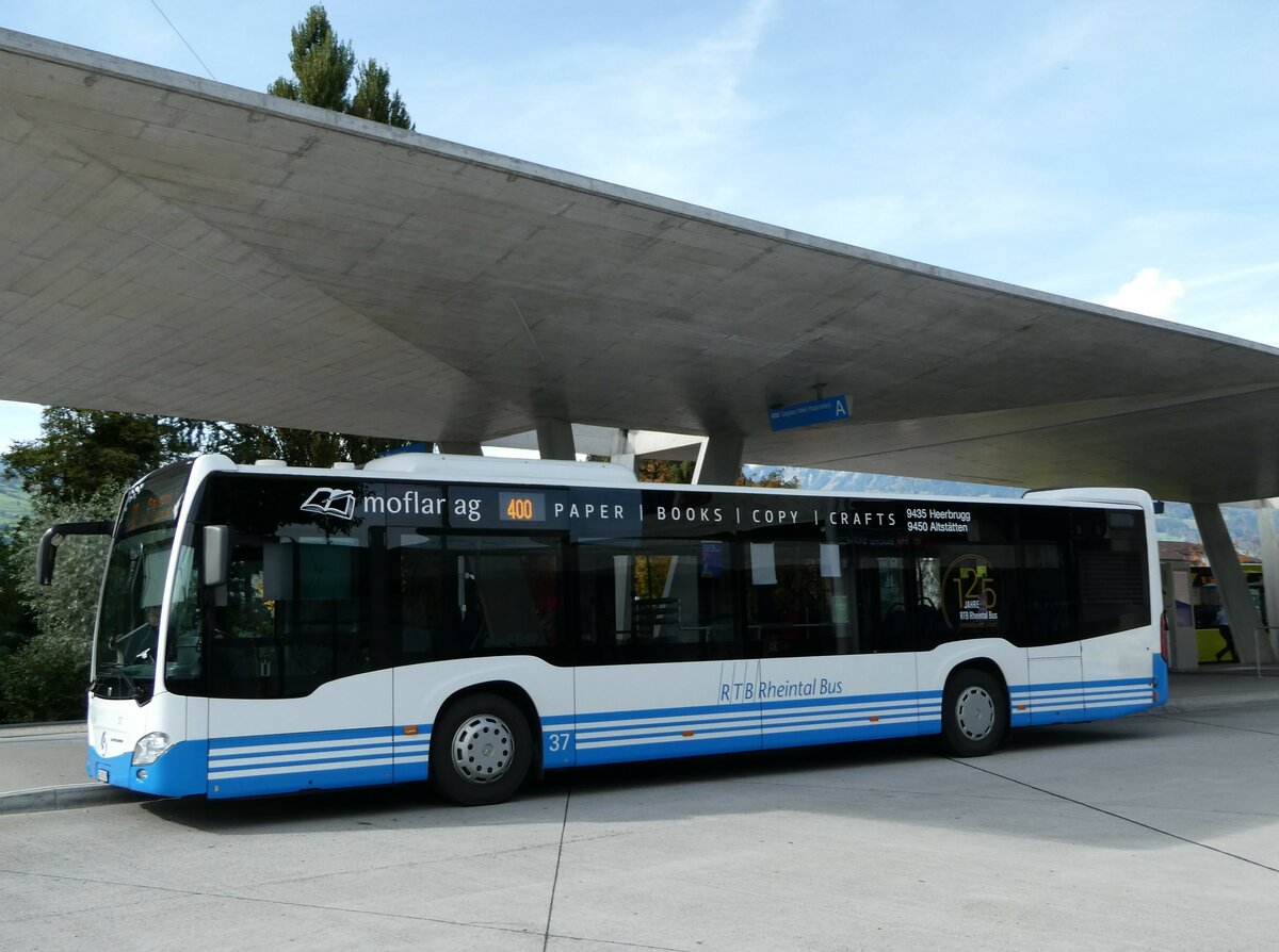 (240'973) - RTB Altst�tten - Nr. 37/SG 305'529 - Mercedes am 11. Oktober 2022 beim Bahnhof Buchs