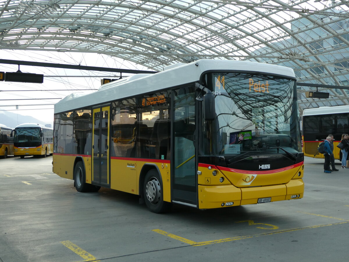 (241'032) - PostAuto Graub�nden - GR 69'102 - Scania/Hess am 11. Oktober 2022 in Chur, Postautostation