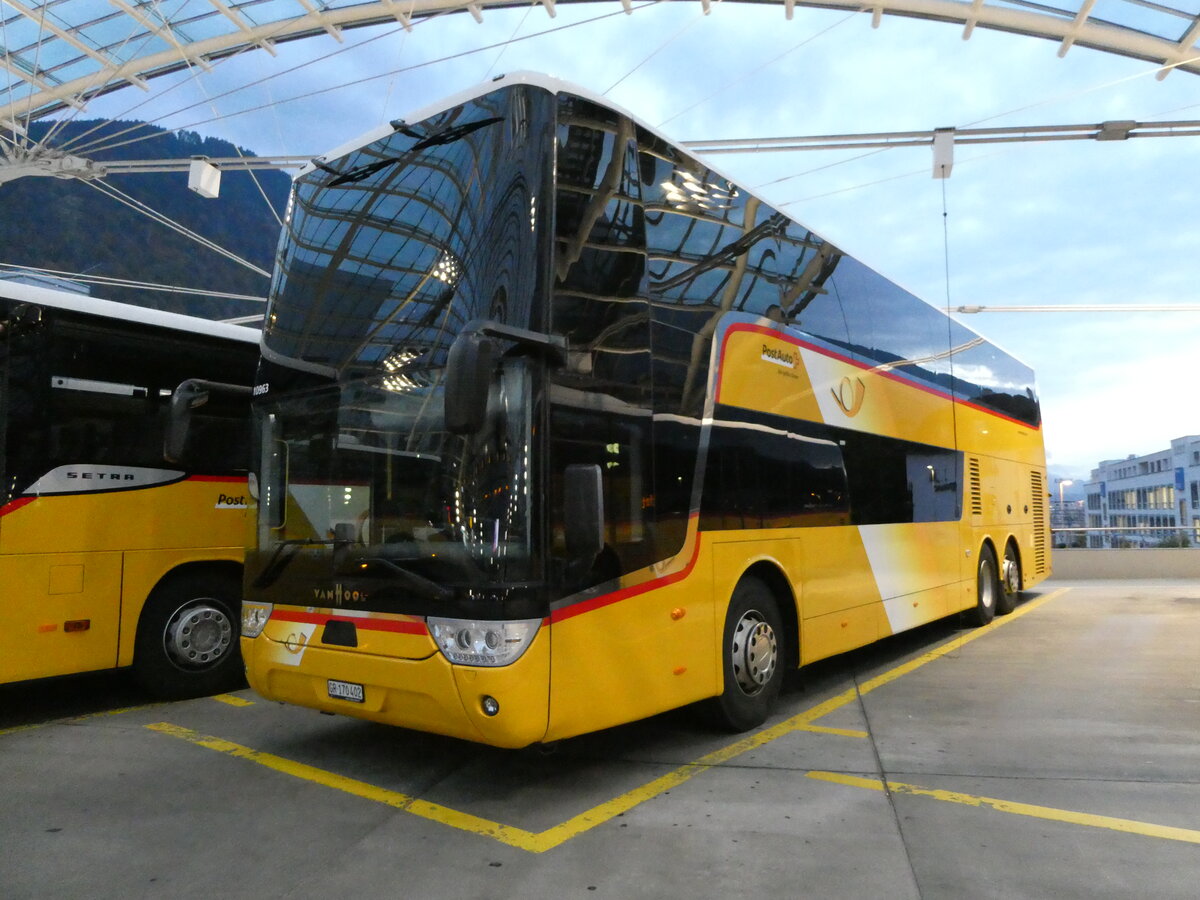 (241'042) - PostAuto Graub�nden - GR 170'402 - Van Hool am 11. Oktober 2022 in Chur, Postautostation