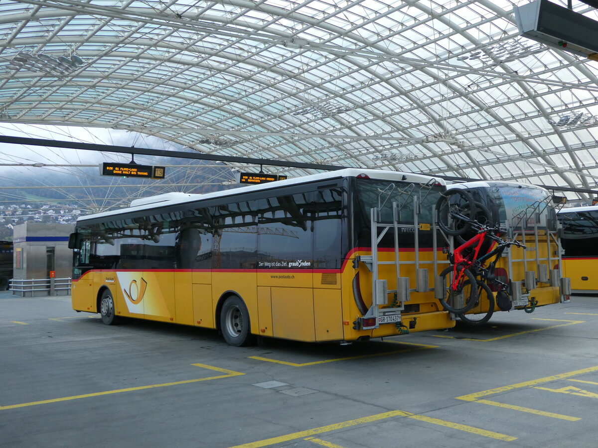 (241'061) - PostAuto Graub�nden - GR 170'437 - Iveco am 12. Oktober 2022 in Chur, Postautostation