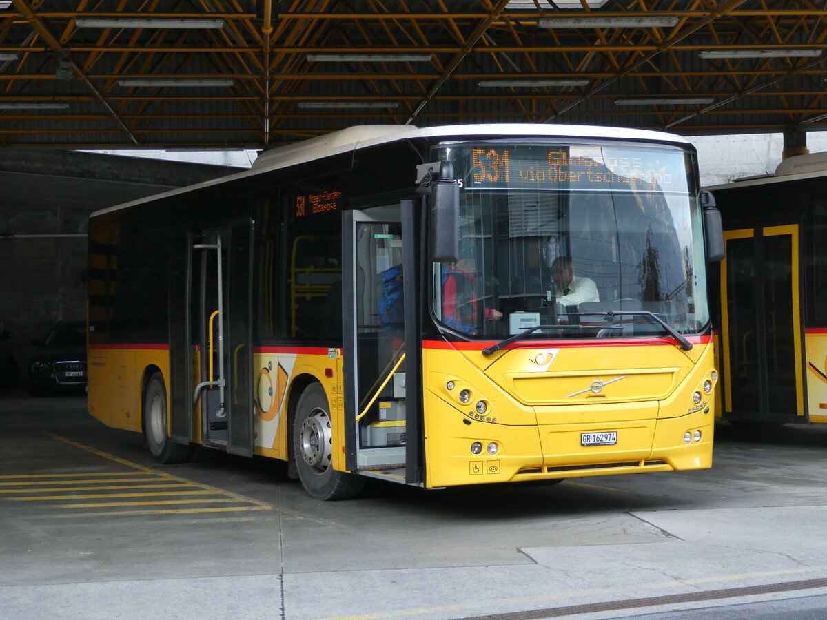 (241'064) - PostAuto Graub�nden - GR 162'974 - Volvo am 12. Oktober 2022 in Thusis, Postautostation