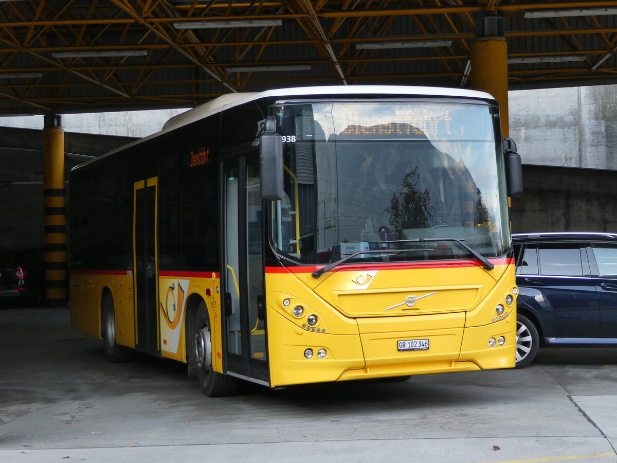 (241'065) - PostAuto Graub�nden - GR 102'346 - Volvo am 12. Oktober 2022 in Thusis, Postautostation