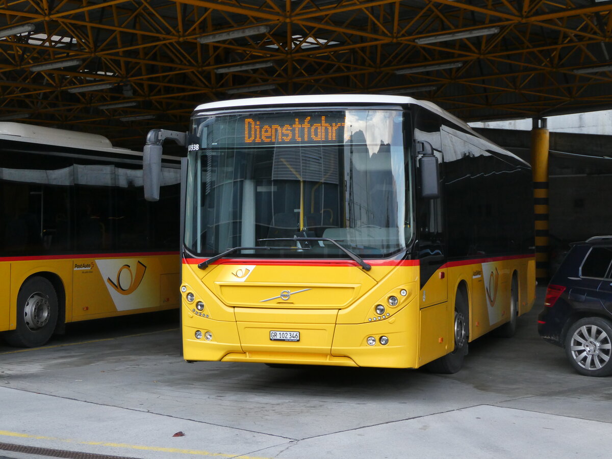 (241'068) - PostAuto Graub�nden - GR 102'346 - Volvo am 12. Oktober 2022 in Thusis, Postautostation
