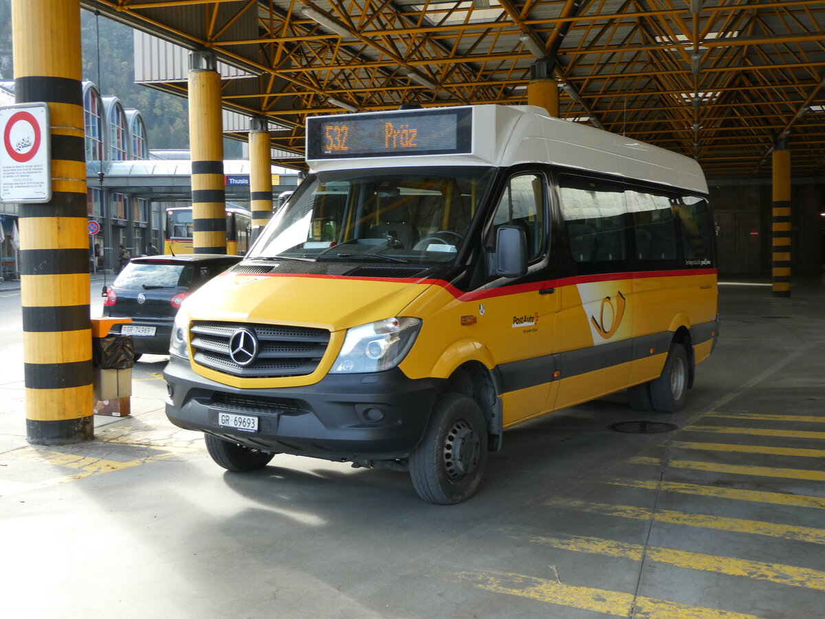 (241'076) - PostAuto Graub�nden - GR 69'693 - Mercedes am 12. Oktober 2022 in Thusis, Postautostation