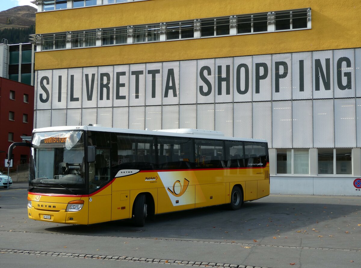 (241'120) - PostAuto Graub�nden - GR 168'605 - Setra am 12. Oktober 2022 beim Bahnhof Davos Platz