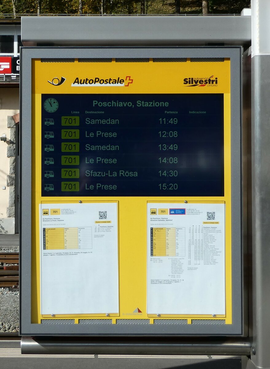 (241'200) - PostAuto/Silvestri-Infobildschirm und Fahrpl�ne am 13. Oktober 2022 beim Bahnhof Poschiavo