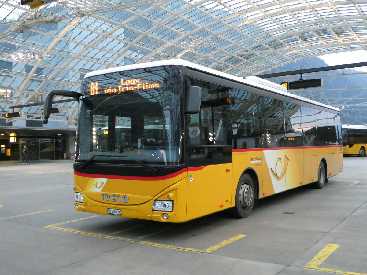 (241'253) - PostAuto Graub�nden - GR 170'434 - Iveco am 13. Oktober 2022 in Chur, Postautostation