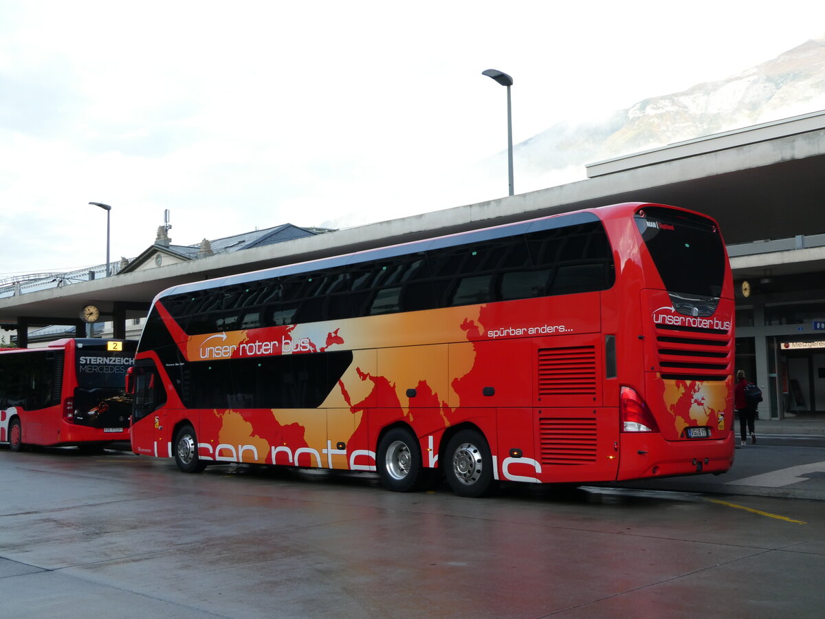 (241'277) - Aus Deutschland: Unser Roter Bus, Ueckerm�nde - VG-B 97 - Neoplan am 14. Oktober 2022 beim Bahnhof Chur