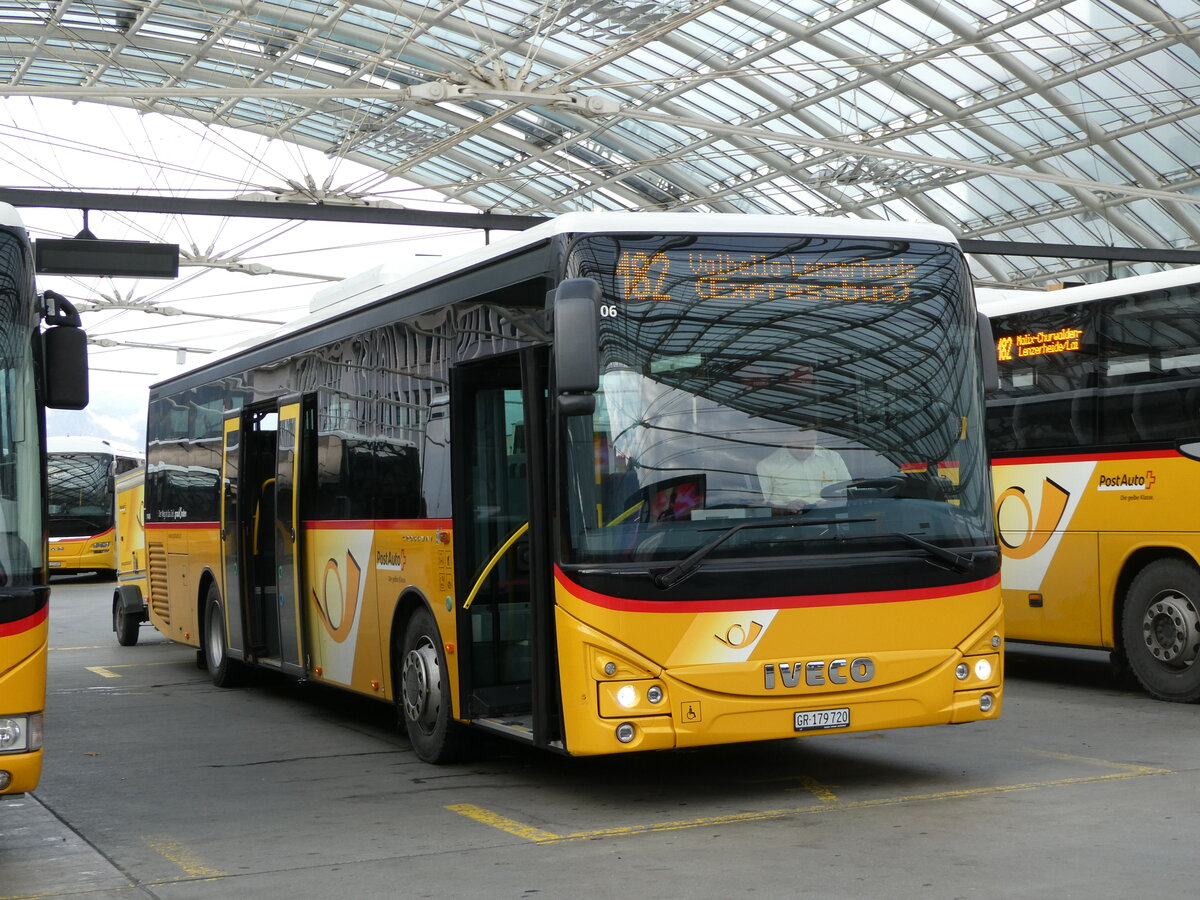 (241'282) - PostAuto Graub�nden - GR 179'720 - Iveco am 14. Oktober 2022 in Chur, Postautostation