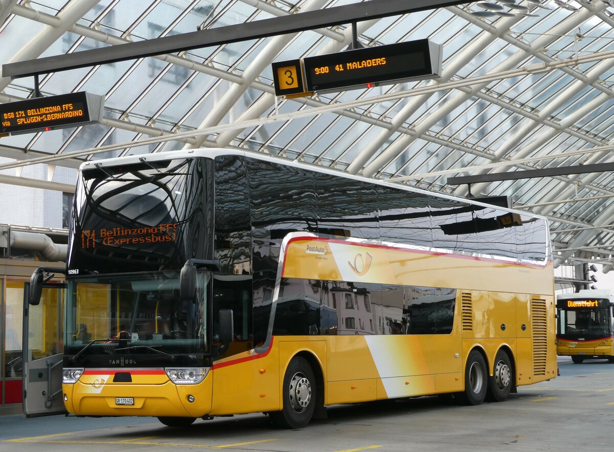 (241'287) - PostAuto Graub�nden - GR 170'402 - Van Hool am 14. Oktober 2022 in Chur, Postautostation