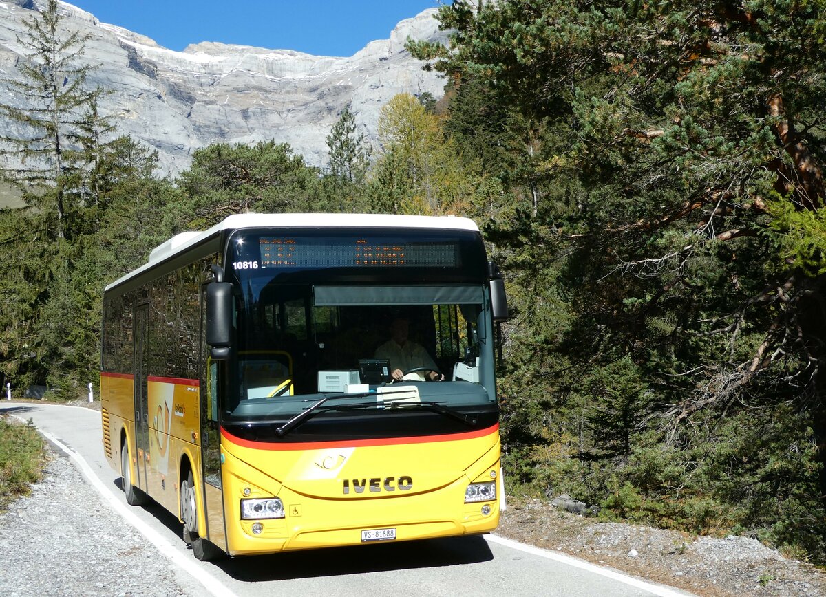 (241'430) - Ev�quoz, Erde - VS 81'888 - Iveco am 16. Oktober 2022 in Aven, Mot�lon