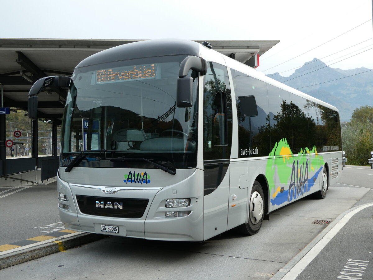 (241'636) - AWA Amden - Nr. 5/SG 39'005 - MAN (ex ATT Cadenazzo; ex St. Gallerbus, St. Gallen; ex Vorf�hrfahrzeug) am 20. Oktober 2022 beim Bahnhof Ziegelbr�cke