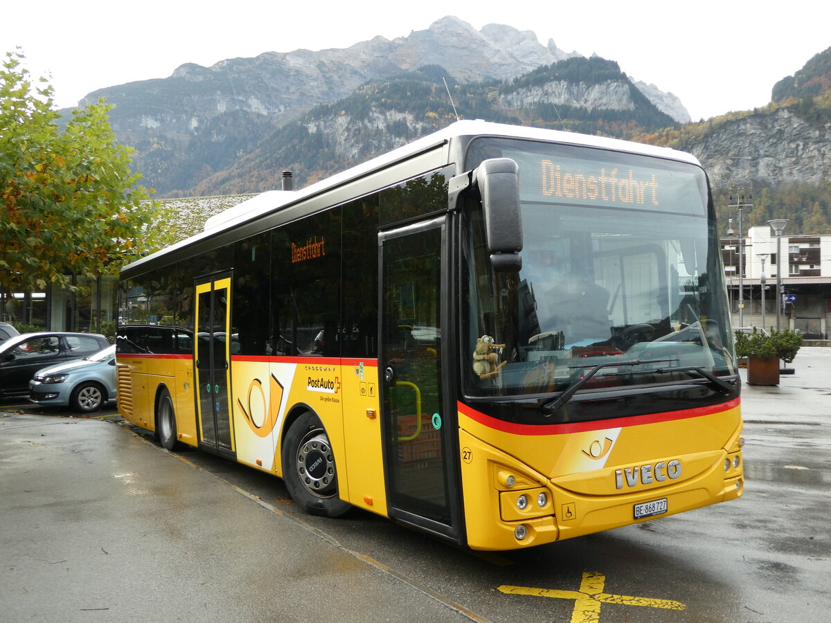 (241'695) - Fl�ck, Brienz - Nr. 27/BE 868'727 - Iveco am 22. Oktober 2022 in Meiringen, Postautostation
