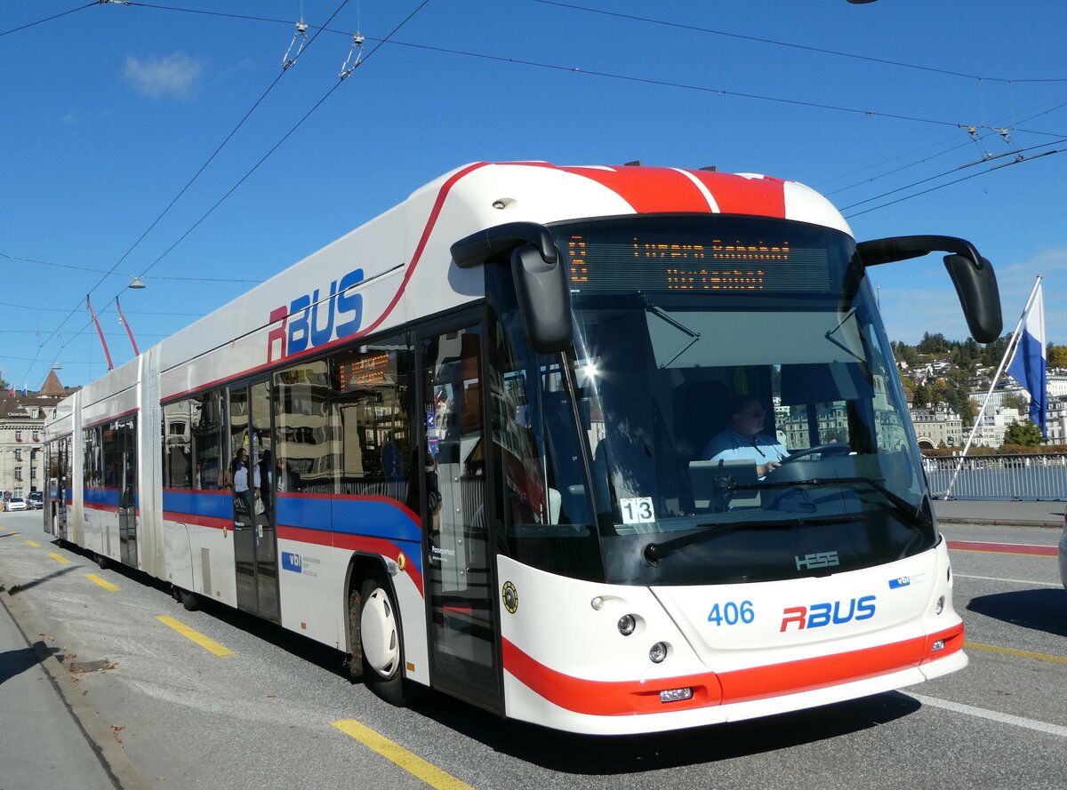 (241'747) - VBL Luzern - Nr. 406 - Hess/Hess Doppelgelenktrolleybus am 22. Oktober 2022 in Luzern, Bahnhofbr�cke