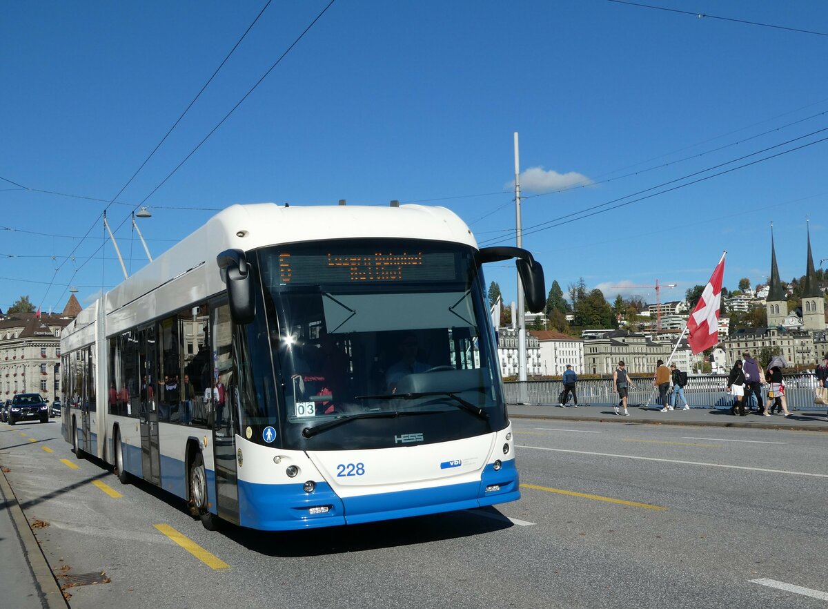 (241'753) - VBL Luzern - Nr. 228 - Hess/Hess Gelenktrolleybus am 22. Oktober 2022 in Luzern, Bahnhofbr�cke