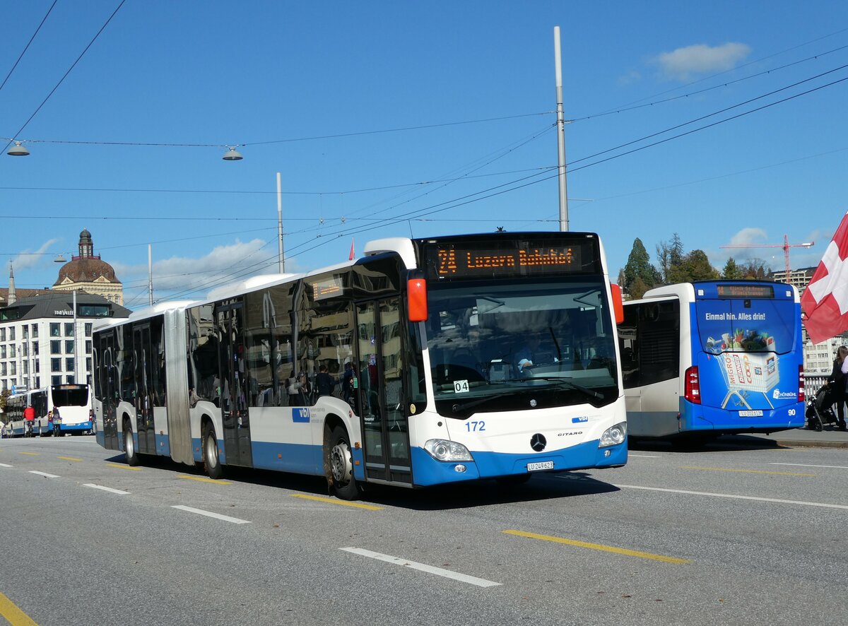 (241'754) - VBL Luzern - Nr. 172/LU 249'623 - Mercedes am 22. Oktober 2022 in Luzern, Bahnhofbr�cke