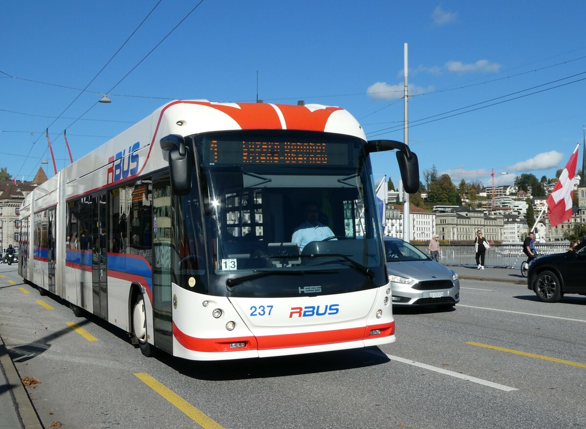 (241'758) - VBL Luzern - Nr. 237 - Hess/Hess Doppelgelenktrolleybus am 22. Oktober 2022 in Luzern, Bahnhofbr�cke