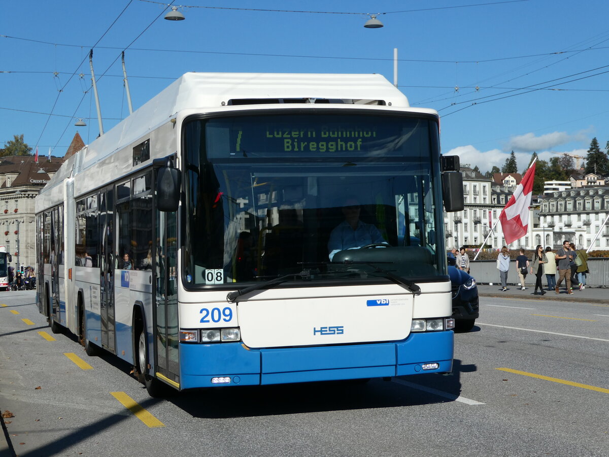 (241'762) - VBL Luzern - Nr. 209 - Hess/Hess Gelenktrolleybus am 22. Oktober 2022 in Luzern, Bahnhofbr�cke