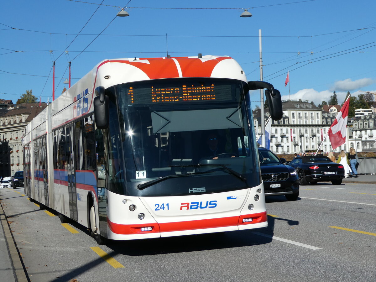 (241'763) - VBL Luzern - Nr. 241 - Hess/Hess Doppelgelenktrolleybus am 22. Oktober 2022 in Luzern, Bahnhofbr�cke