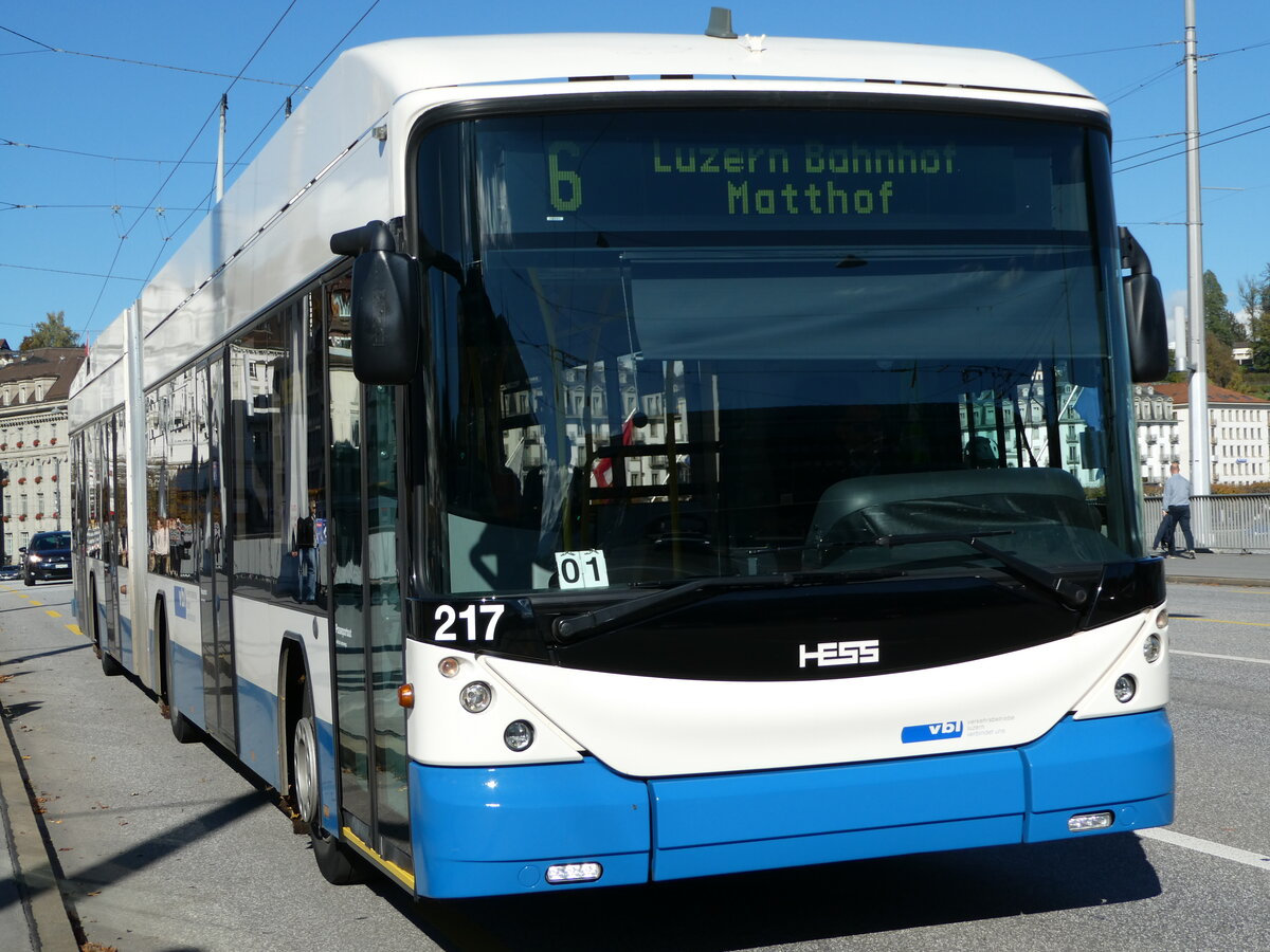 (241'766) - VBL Luzern - Nr. 217 - Hess/Hess Gelenktrolleybus am 22. Oktober 2022 in Luzern, Bahnhofbr�cke