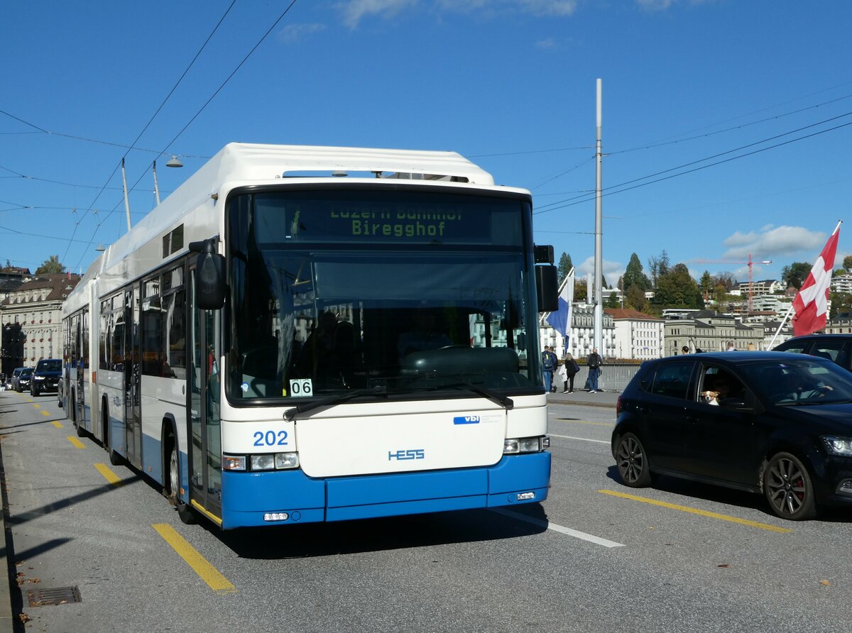 (241'768) - VBL Luzern - Nr. 202 - Hess/Hess Gelenktrolleybus am 22. Oktober 2022 in Luzern, Bahnhofbr�cke