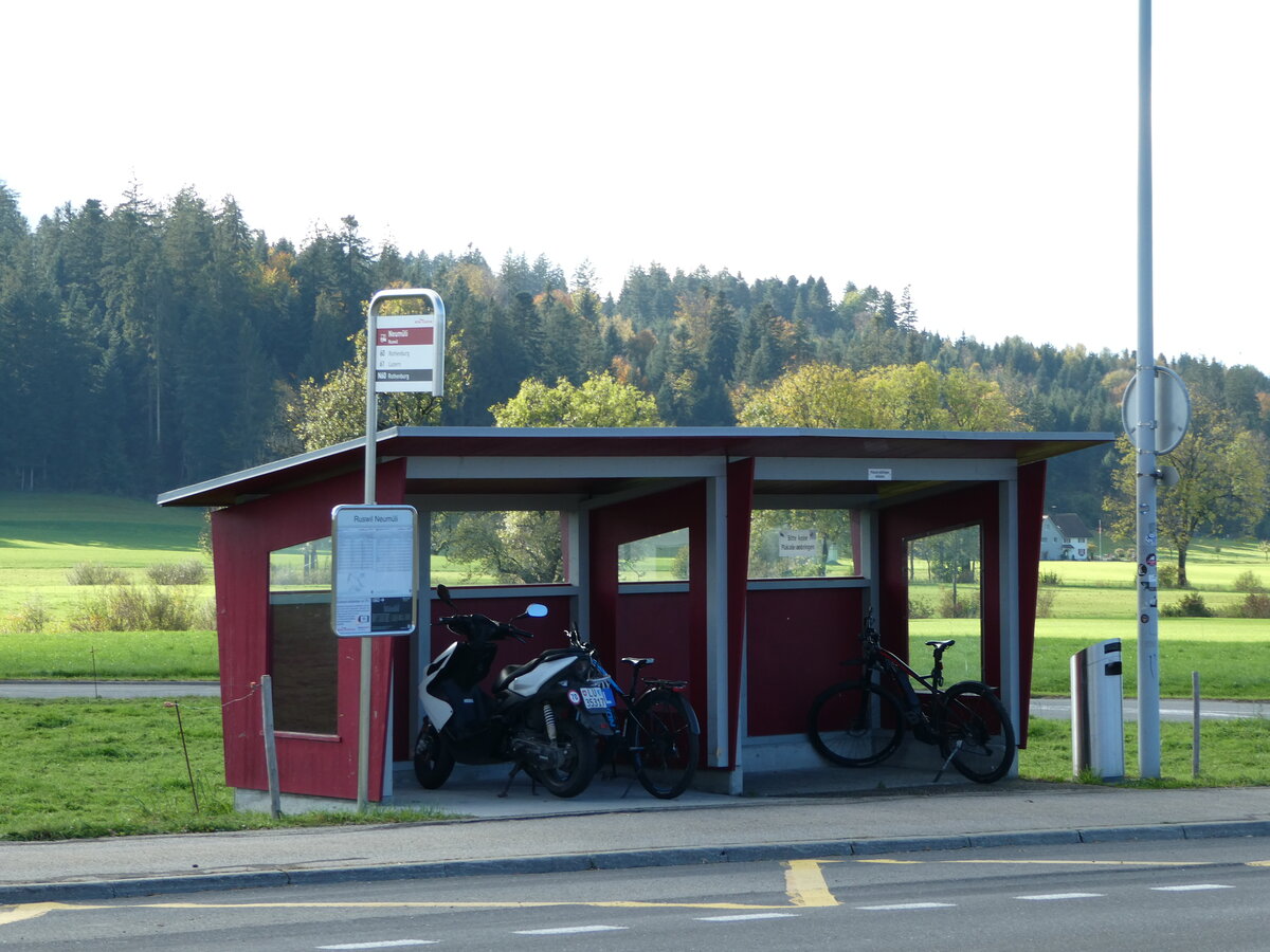 (241'782) - ARAG-Haltestelle am 22. Oktober 2022 in Ruswil, Neum�li 