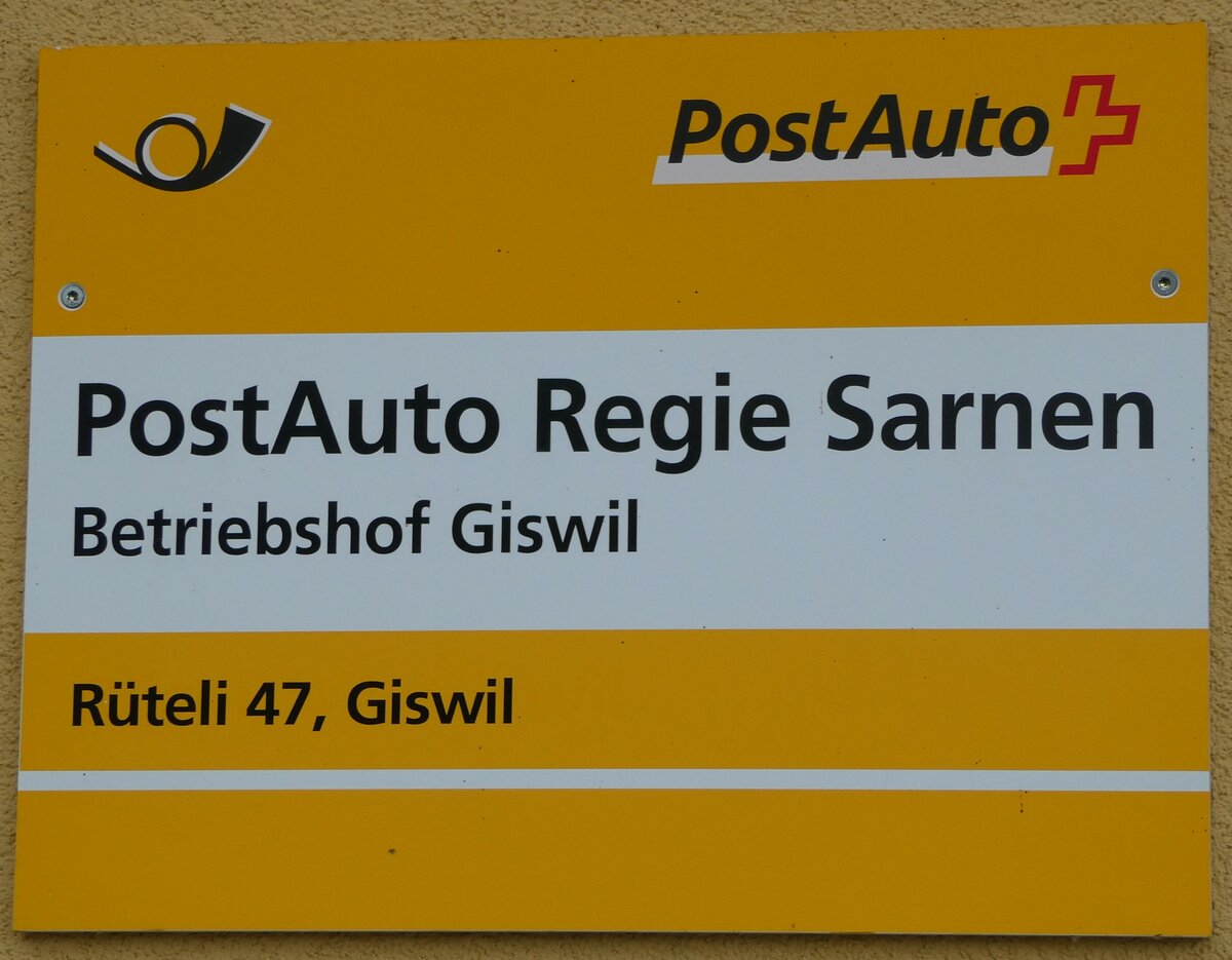 (241'827) - PostAuto-Haltestellenschild - PostAuto Regie Sarnen, Betriebshof Giswil - am 24. Oktober 2022