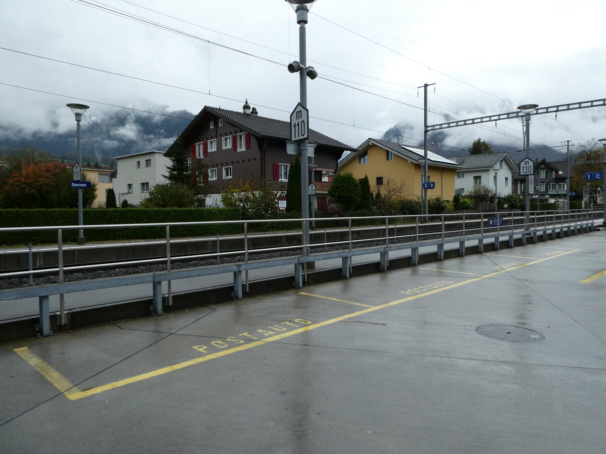 (242'181) - PostAuto-Parkpl�tze am 5. November 2022 beim Bahnhof Sarnen