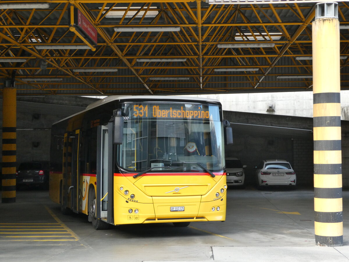 (242'256) - PostAuto Graub�nden - GR 102'325 - Volvo am 8. November 2022 in Thusis, Postautostation
