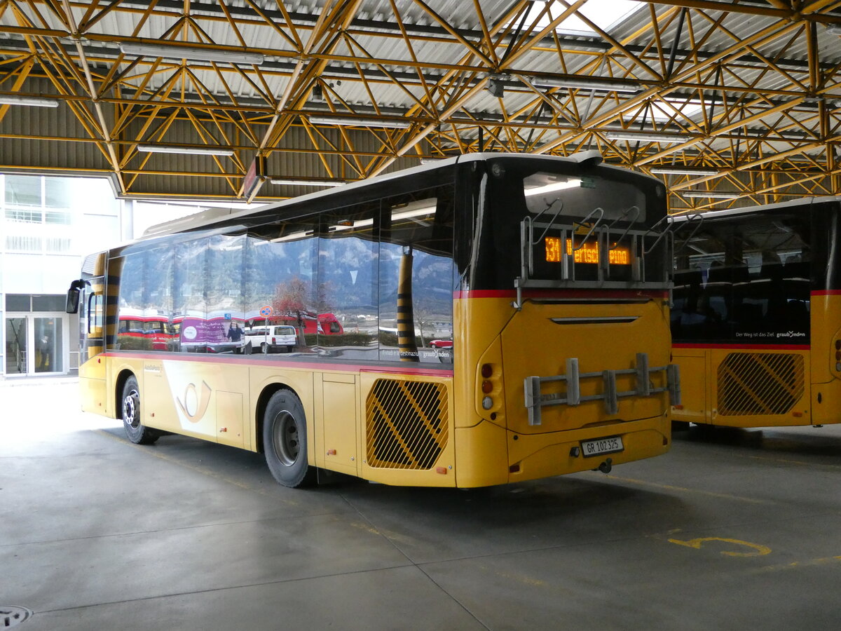 (242'258) - PostAuto Graub�nden - GR 102'325 - Volvo am 8. November 2022 in Thusis, Postautostation