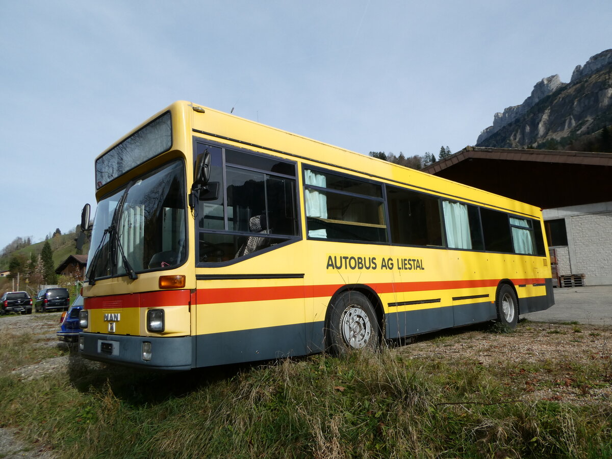 (242'408) - R�ttimann, Ballwil - Nr. 1 - MAN/G�ppel (ex BSF Hochdorf Nr. 301; ex BSF Hochdorf Nr. 1; ex AAGL Liestal Nr. 51) am 11. November 2022 in Fl�hli, Alte Gemeindestrasse