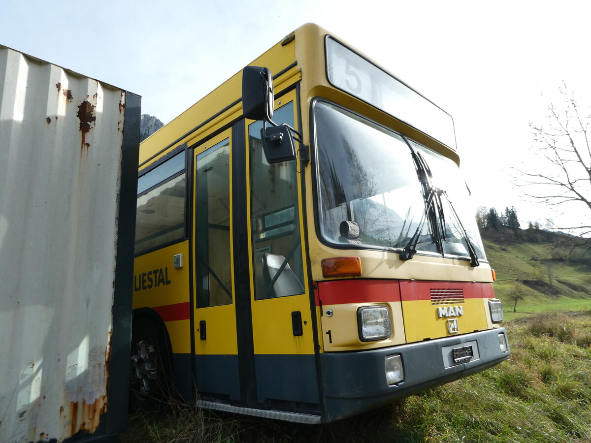 (242'411) - R�ttimann, Ballwil - Nr. 1 - MAN/G�ppel (ex BSF Hochdorf Nr. 301; ex BSF Nochdorf Nr. 1; ex AAGL Liestal Nr. 51) am 11. November 2022 in Fl�hli, Alte Gemeindestrasse (Teilaufnahme)