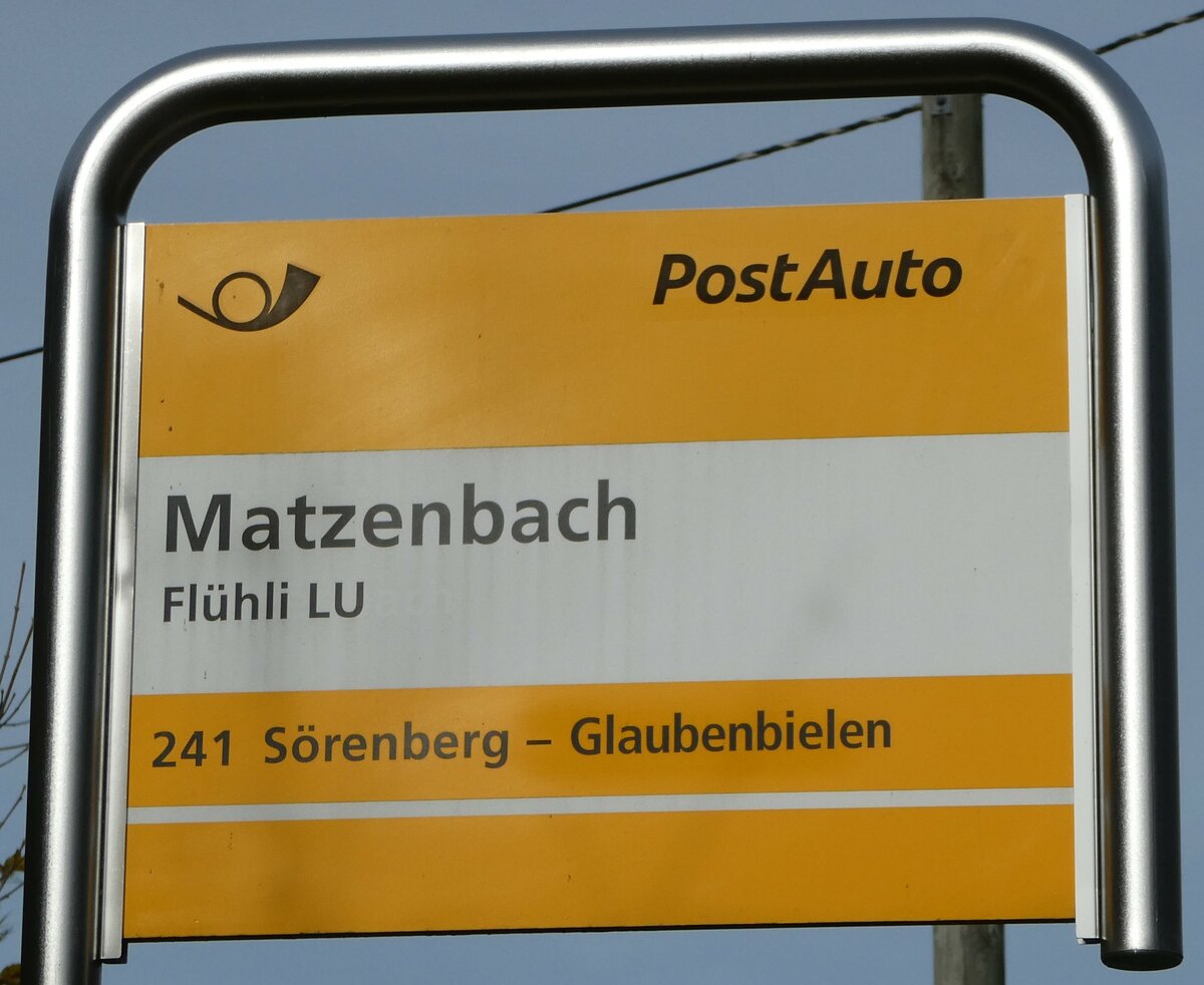 (242'415) - PostAuto-Haltestellenschild - Fl�hli LU, Matzenbach - am 11. November 2022