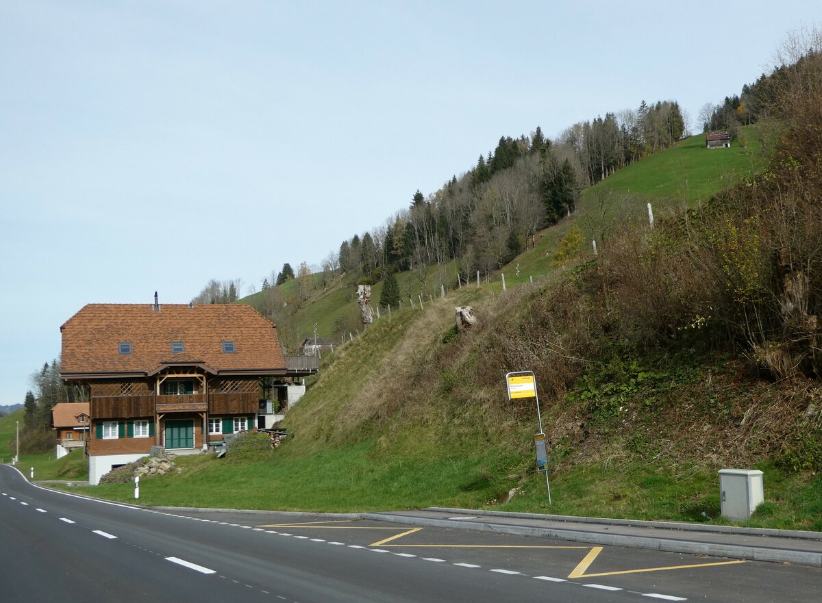(242'418) - PostAuto-Haltestelle am 11. November 2022 in Fl�hli, Matzenbach