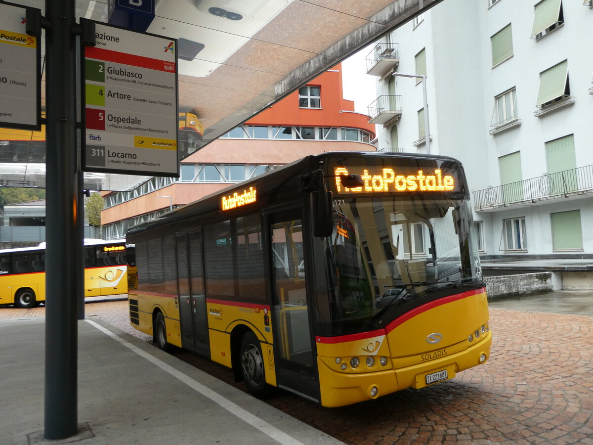 (242'721) - AutoPostale Ticino - TI 223'687 - Solaris (ex PostAuto Graub�nden; ex Sulzberger, H�tten) am 15. November 2022 beim Bahnhof Bellinzona