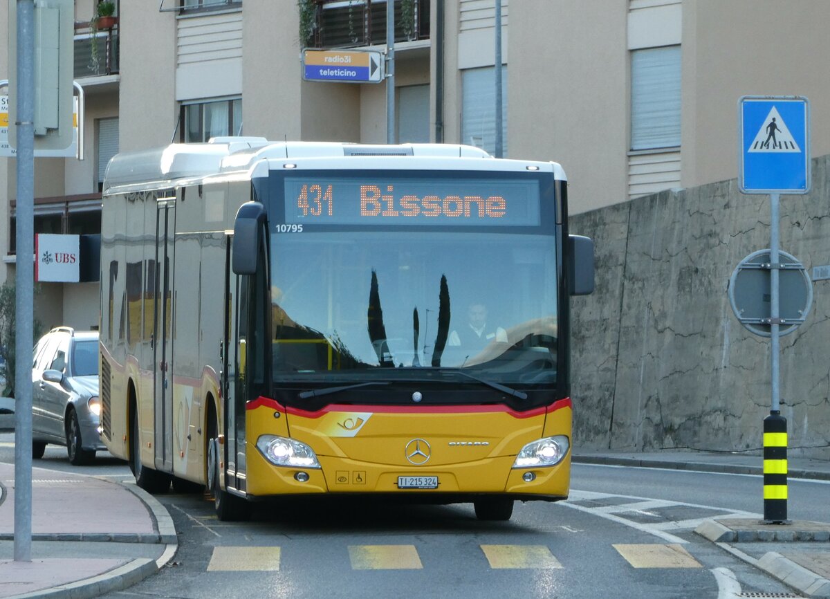 (242'829) - AutoPostale Ticino - Nr. 544/TI 215'324 - Mercedes am 16. November 2022 beim Bahnhof Melide