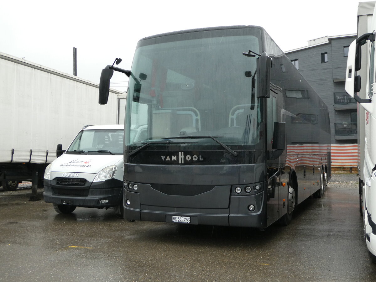 (243'710) - Van Hool, Bern - BE 868'253 - Van Hool (ex Gen�ve-Tours, Gen�ve) am 10. Dezember 2022 in Schmerikon, Thomann