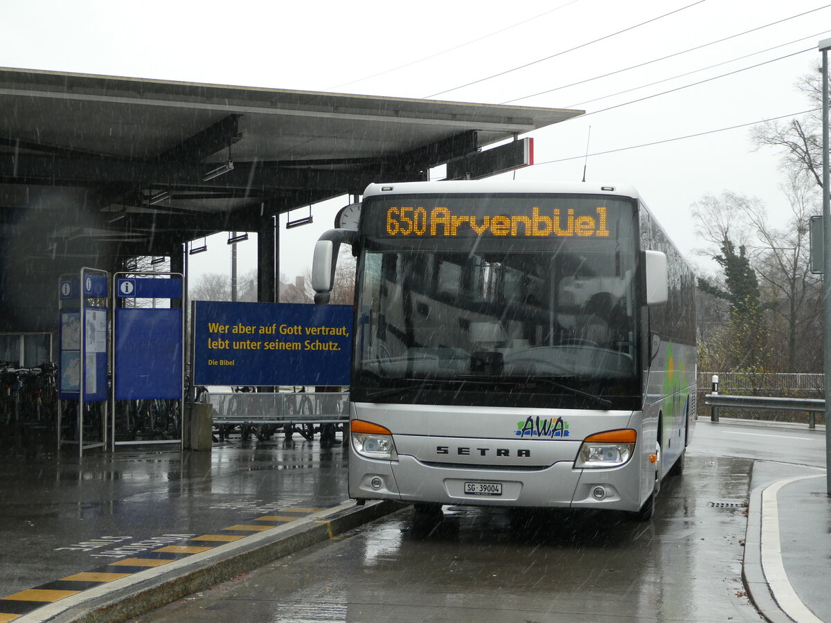 (243'719) - AWA Amden - Nr. 4/SG 39'004 - Setra am 10. Dezember 2022 beim Bahnhof Ziegelbr�cke