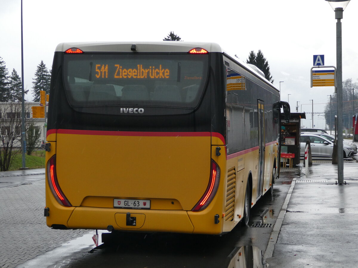 (243'727) - Niederer, Filzbach - GL 63 - Iveco am 10. Dezember 2022 beim Bahnhof N�fels-Mollis