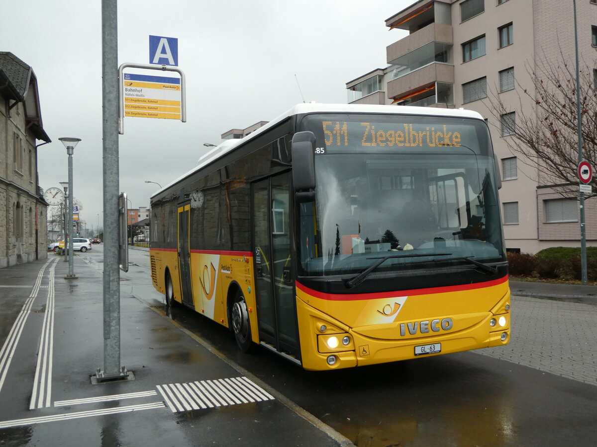 (243'728) - Niederer, Filzbach - GL 63 - Iveco am 10. Dezember 2022 beim Bahnhof N�fels-Mollis