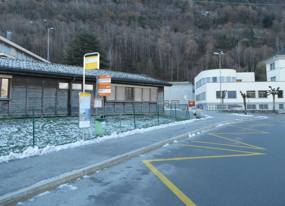 (243'739) - PostAuto/ehemalige Ballestraz-Haltestelle am 11. Dezember 2022 in Gr�ne, �coles