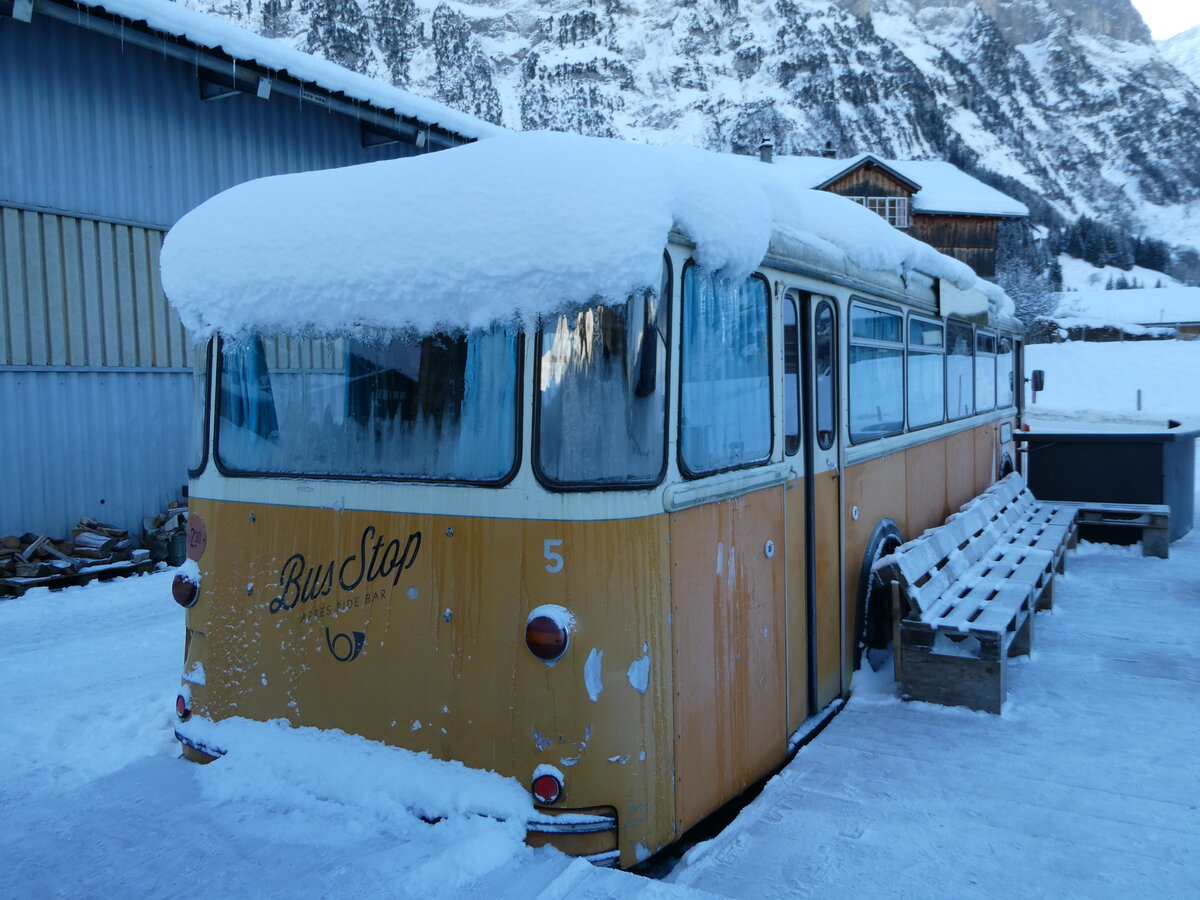 (243'991) - Bus Stop, Grindelwald - Nr. 5 - FBW/R&J (ex Schuler, Orpund; ex Tramverein, Bern; ex Meier, Studen; ex Sch�r, Aegerten; ex ABM Meinisberg Nr. 5; ex ABM Meinisberg Nr. 1) am 18. Dezember 2022 in Grindelwald, Steinacher