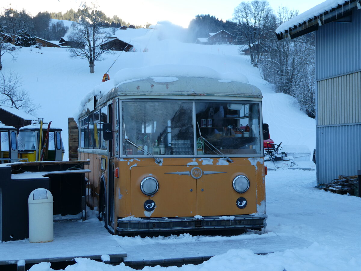 (243'992) - Bus Stop, Grindelwald - Nr. 5 - FBW/R&J (ex Schuler, Orpund; ex Tramverein, Bern; ex Meier, Studen; ex Sch�r, Aegerten; ex ABM Meinisberg Nr. 5; ex ABM Meinisberg Nr. 1) am 18. Dezember 2022 in Grindelwald, Steinacher