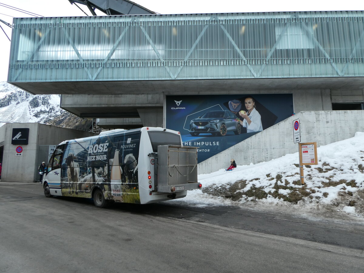 (244'142) - L'Oiseau Bleu, Sierre - VS 77'470 - Irisbus/Rosero am 26. Dezember 2022 in Grimentz, T�l�cabine