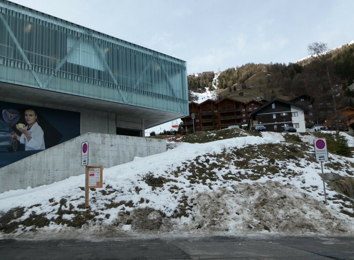 (244'144) - Bus-Navette-Haltestelle am 26. Dezember 2022 in Grimentz, T�l�cabine