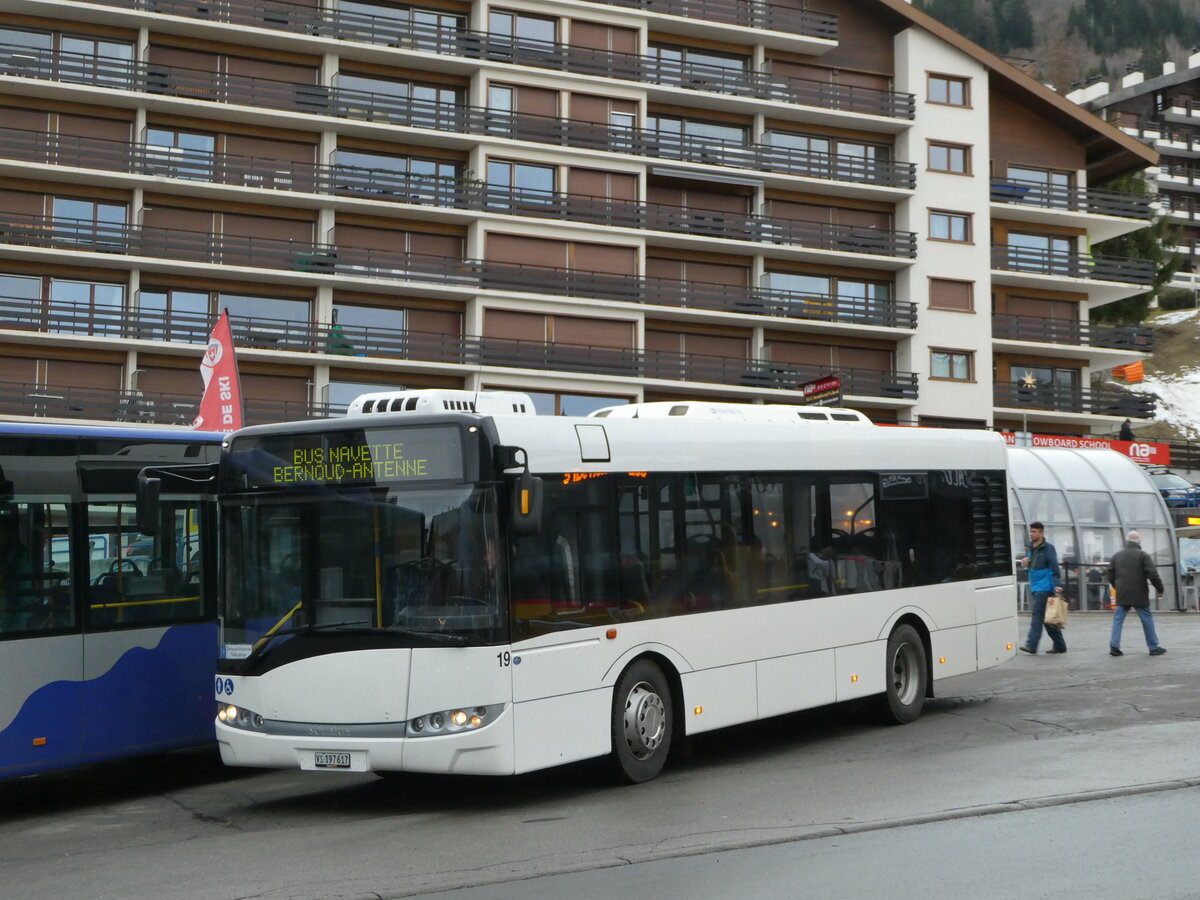 (244'199) - Lathion, Sion - Nr. 19/VS 197'617 - Solaris (ex Interbus, Yverdon Nr. 42; ex BRH ViaBus, D-Speyer; ex FirstGroup RheinNeckar, D-Speyer) am 26. Dezember 2022 in Haute-Nendaz, T�l�cabine