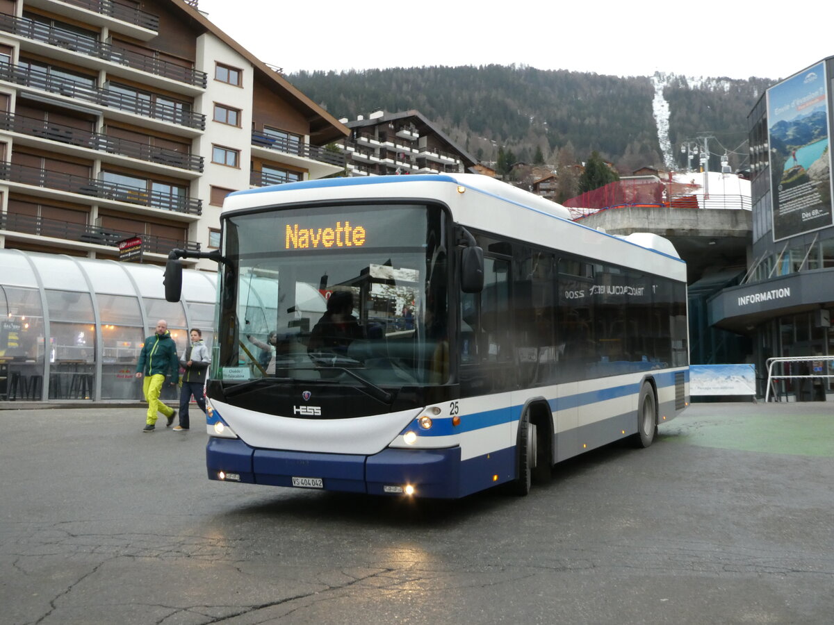 (244'203) - Lathion, Sion - Nr. 25/V 404'042 - Scania/Hess (ex AHW Horgen; ex ZVB Zug Nr. 140) am 26. Dezember 2022 in Haute-Nendaz, T�l�cabine