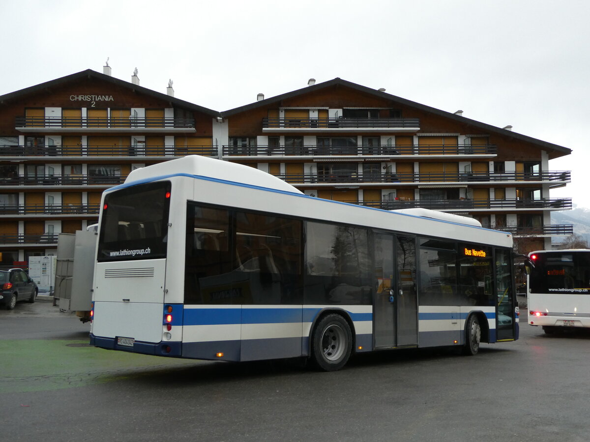 (244'205) - Lathion, Sion - Nr. 25/VS 404'042 - Scania/Hess (ex AHW Horgen; ex ZVB Zug Nr. 140) am 26. Dezember 2022 in Haute-Nendaz, T�l�cabine