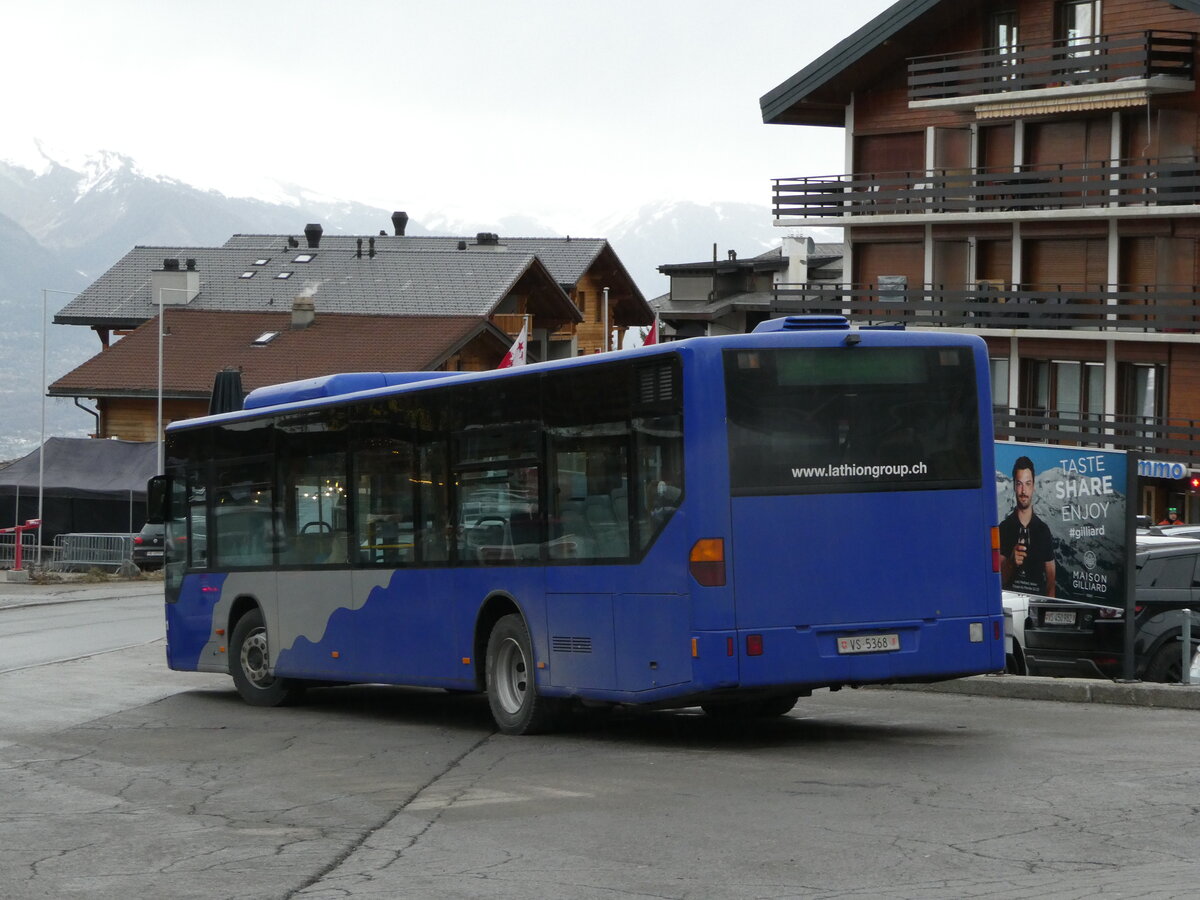 (244'206) - Lathion, Sion - Nr. 11/VS 5368 - Mercedes (ex VZO Gr�ningen Nr. 74) am 26. Dezember 2022 in Haute-Nendaz, T�l�cabine