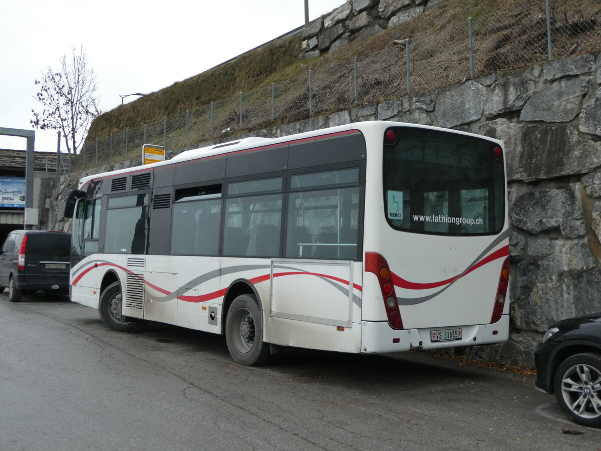(244'208) - Lathion, Sion - Nr. 20/VS 31'615 - Van Hool (ex CAM Monaco/MC) am 26. Dezember 2022 in Haute-Nendaz, Garage